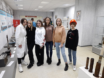 ПРОДОЛЖЕНИЕ ЭКСКУРСИИ: Студенты группы УМД 1-21/11-22 осматривают образцы труб, бывших в эксплуатации, и применяемых в настоящее время в модернизируемых системах отопления