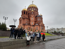 По пути следования в Музей тепла студенты группы УМД 1-21/11-22 у Храма Александра Невского