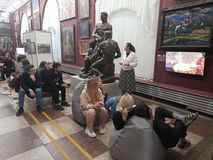 ПРОДОЛЖЕНИЕ ЭСКУРСИИ: Экскурсовод знакомит студентов группы УМД 2-20/11-21 с экспозицией «ХХ ВЕК. ОТКРЫТЫЕ ФОНДЫ»