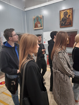 НАЧАЛО ЭКСКУРСИИ: Экскурсовод знакомит студентов группы УМД 2-20/11-21 с экспозицией «Явление святых и ангелов. Русская икона XIX века» и «Русское искусство»